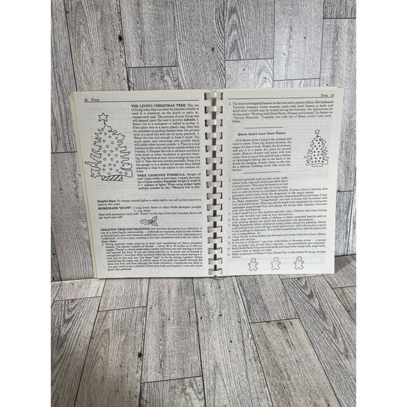 Christmas Favorites The Holiday Handbook Decorating Entertaining Recipes - Picture 9 of 9